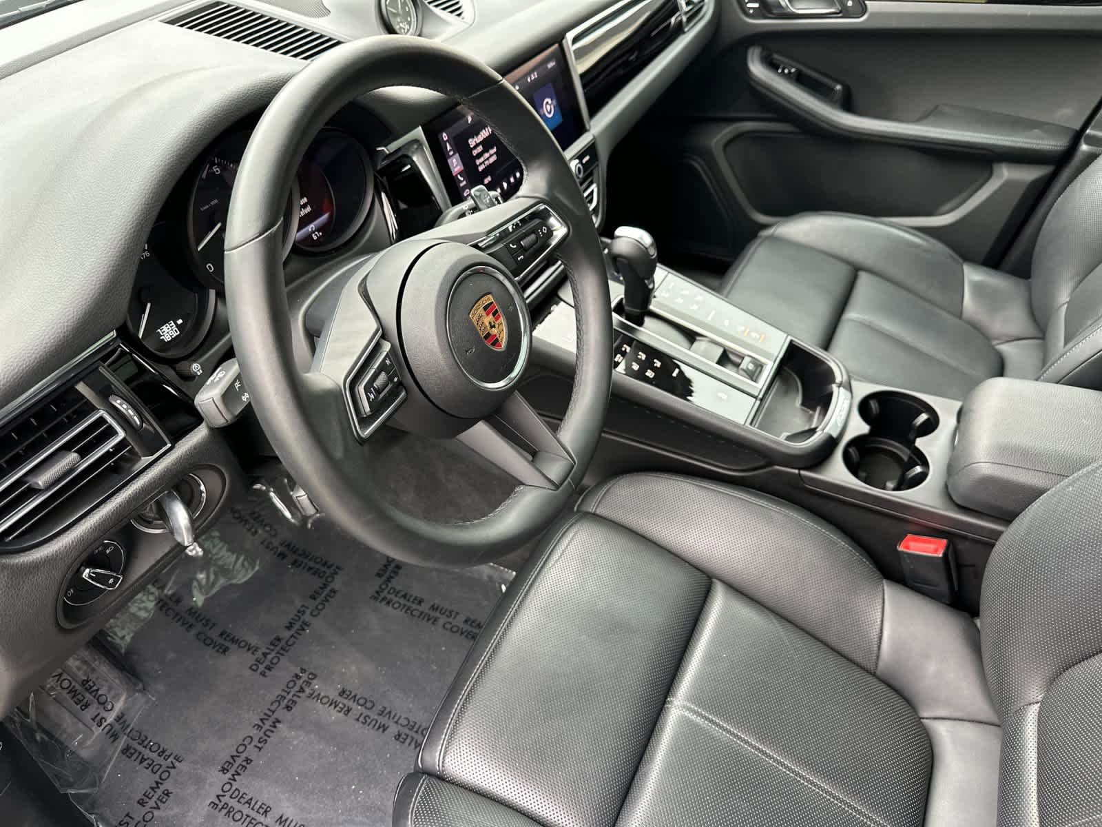 Certified 2025 Porsche Macan AWD/4WD image 4