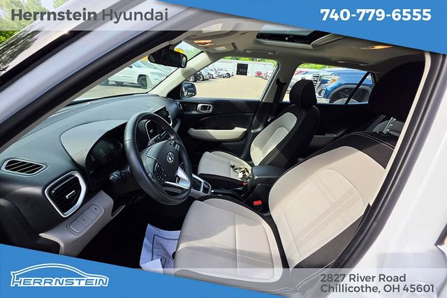 Used 2025 Hyundai Venue SEL FWD image 17