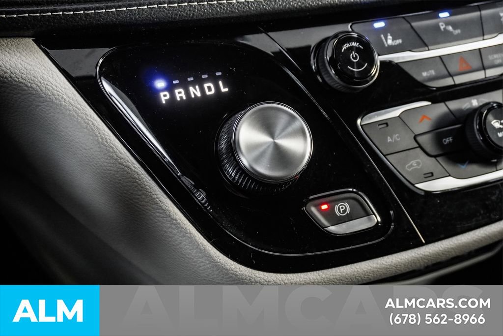 Used 2024 Chrysler Pacifica Select image 42