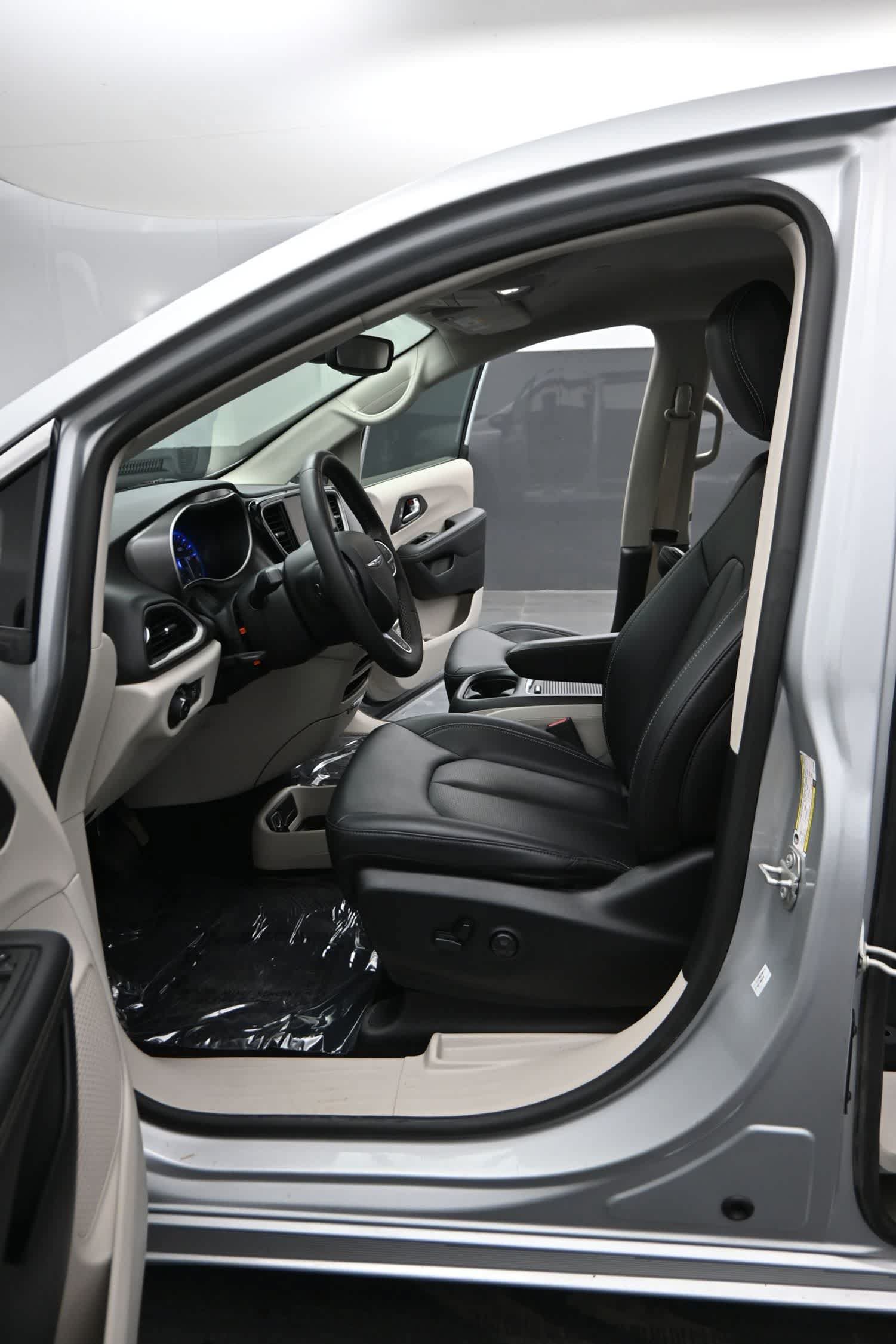 Used 2024 Chrysler Pacifica Touring-L FWD image 20
