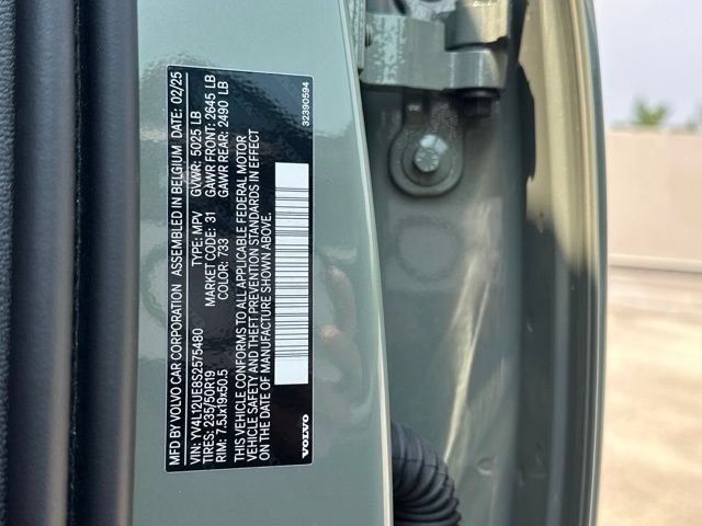 Certified 2025 Volvo XC40 B5 Plus AWD/4WD image 33