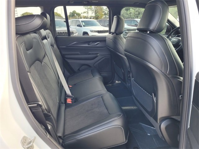 Used 2025 Jeep Grand Cherokee Altitude image 15