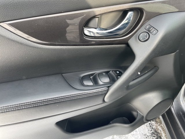 Used 2019 Nissan Rogue SV image 11