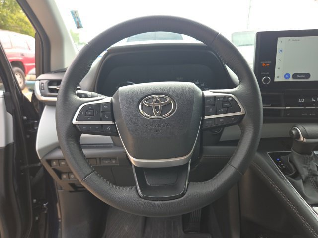 Used 2025 Toyota Sienna XLE FWD image 9