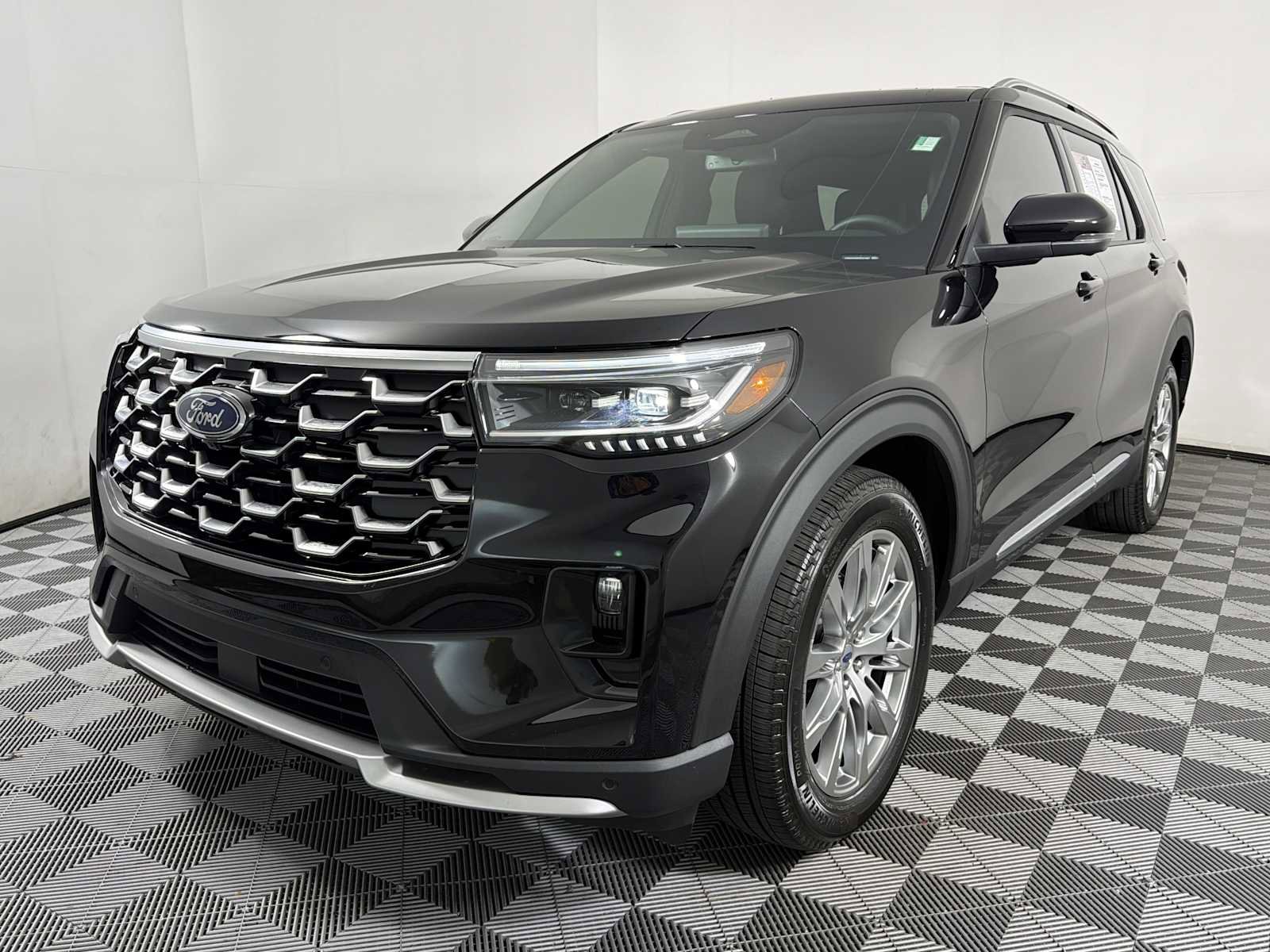Used 2025 Ford Explorer Platinum image 3