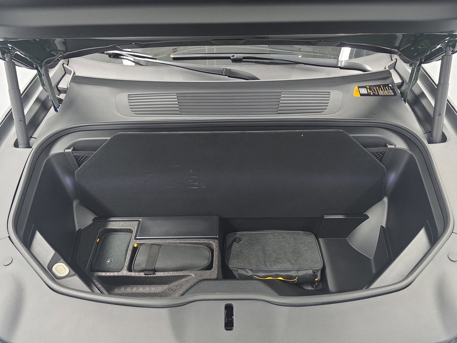Used 2025 Rivian R1S Adventure AWD/4WD image 14