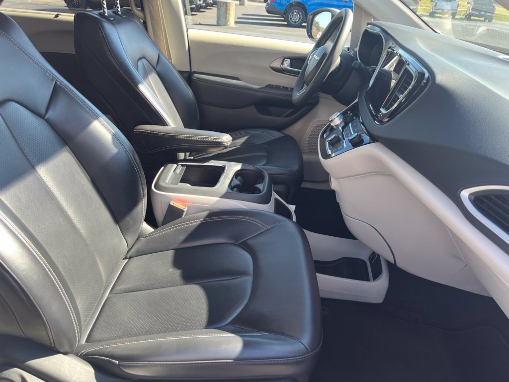 Used 2023 Chrysler Pacifica Touring-L FWD image 5