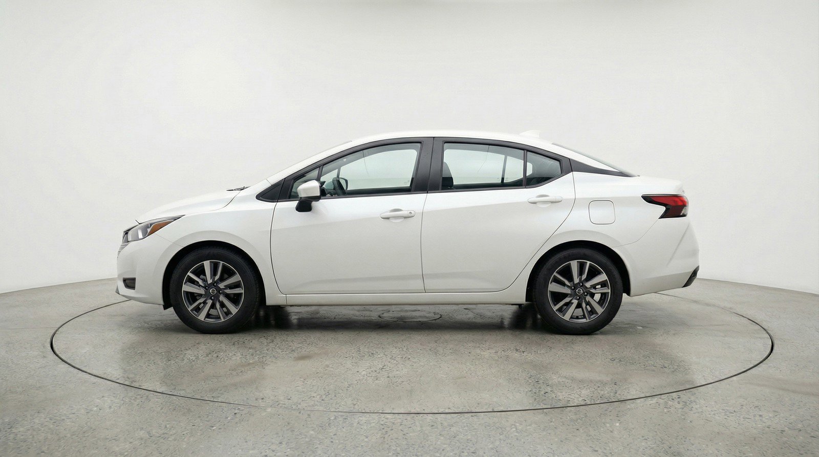 Used 2025 Nissan Versa SV image 5