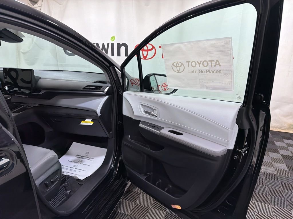 Used 2026 Toyota Sienna XLE image 10
