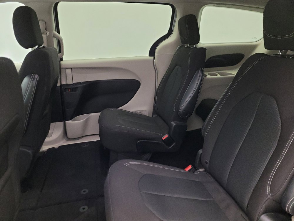 Used 2022 Chrysler Voyager LX image 18