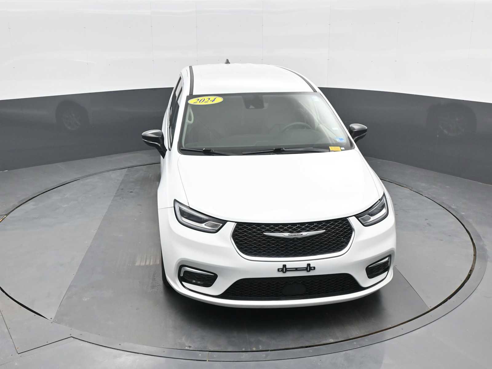 Used 2024 Chrysler Pacifica Touring-L image 11