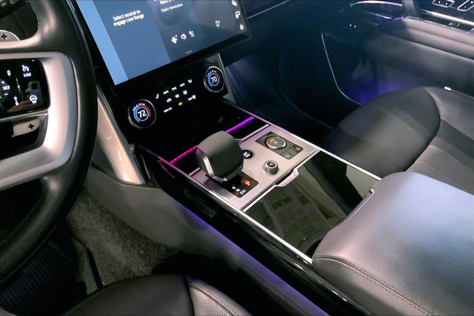 Used 2023 Land Rover Range Rover Long Wheelbase SE image 16