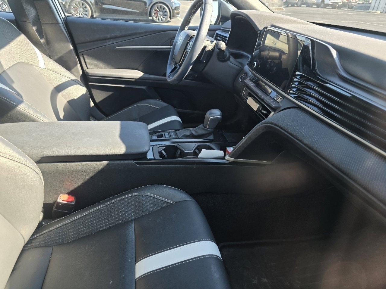 Used 2025 Toyota Camry SE w/ Convenience Package image 14