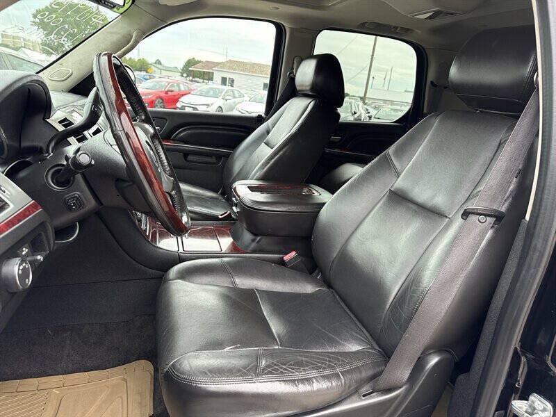 Used 2011 Cadillac Escalade AWD w/ Touring Package image 17
