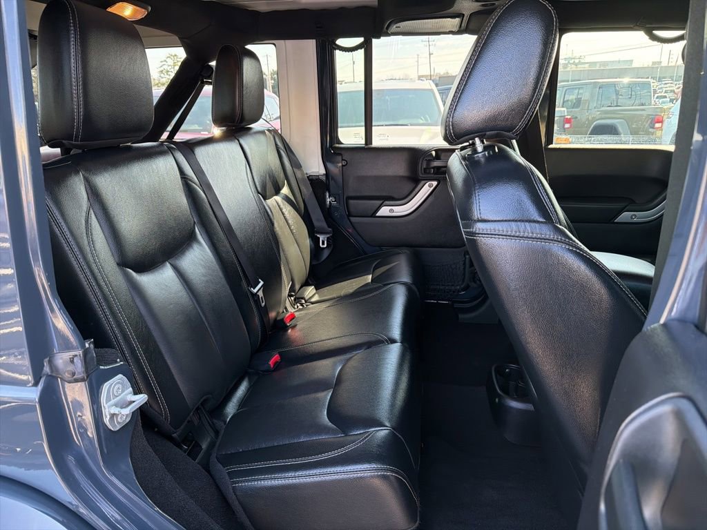 Used 2016 Jeep Wrangler Unlimited Rubicon w/ Connectivity Group image 18
