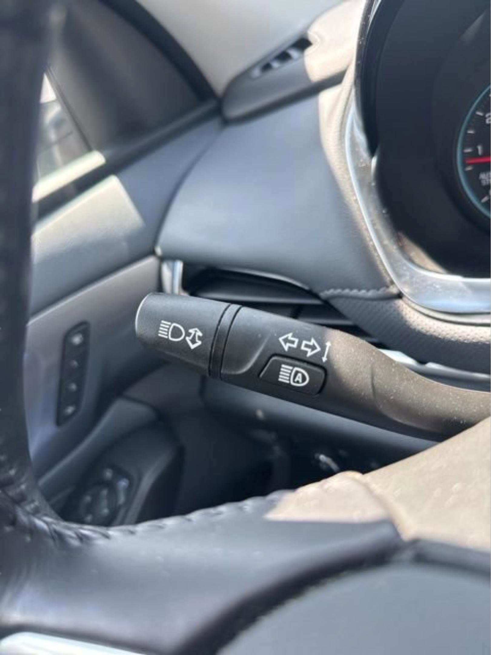 Used 2021 Chevrolet Traverse Premier FWD image 21