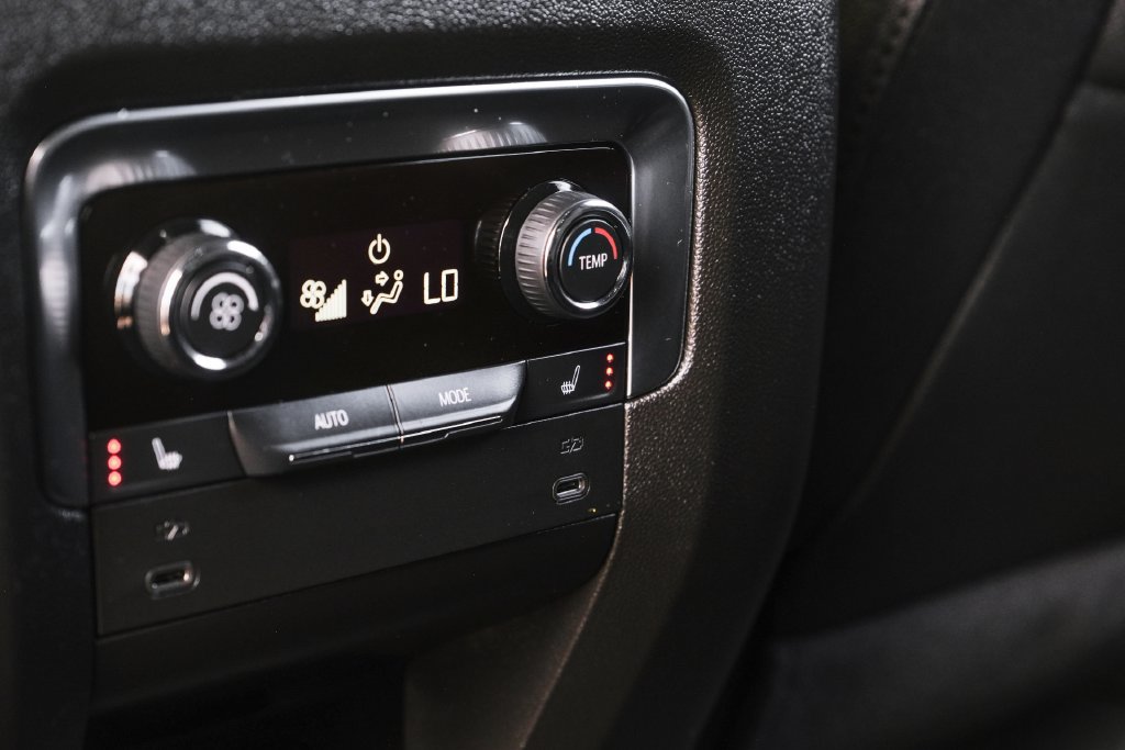 Used 2026 Chevrolet Suburban Premier RWD image 32