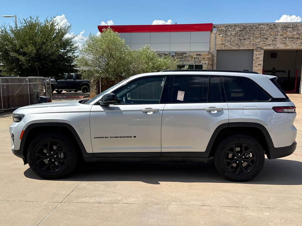 Used 2024 Jeep Grand Cherokee Altitude RWD image 5