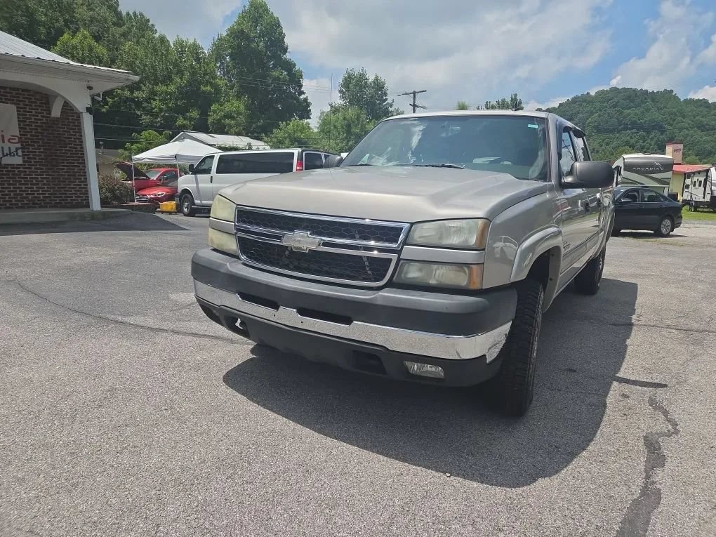 Used 2007 Chevrolet Silverado 2500 LT w/ Heavy-Duty Power Package AWD/4WD image 2