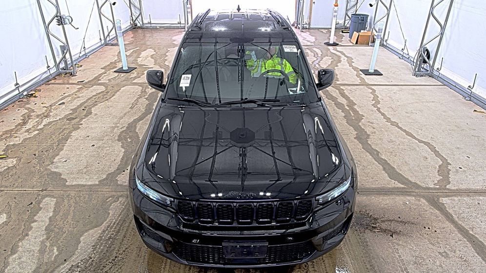 Used 2023 Jeep Grand Cherokee Altitude image 2