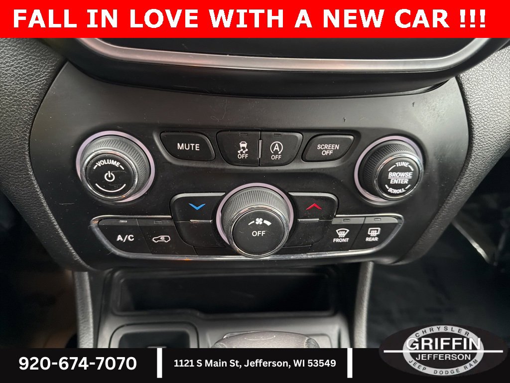 Used 2019 Jeep Cherokee Latitude w/ Cold Weather Group image 20