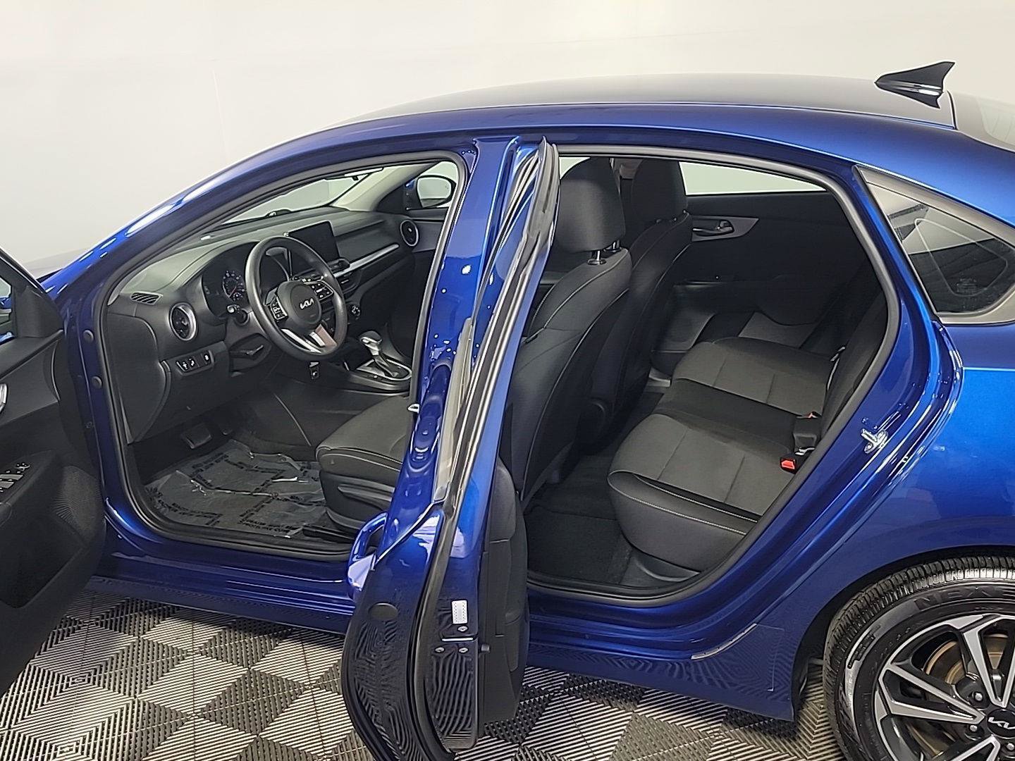 Used 2022 Kia Forte LXS w/ LXS Technology Package FWD image 17