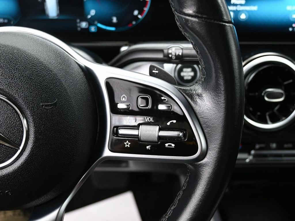 Used 2022 Mercedes-Benz GLB 250 w/ Premium Package Lite image 19