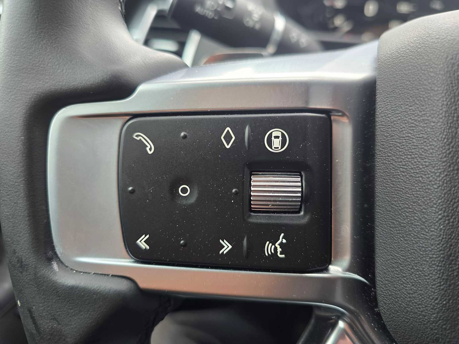 Used 2025 Land Rover Discovery Dynamic SE image 33