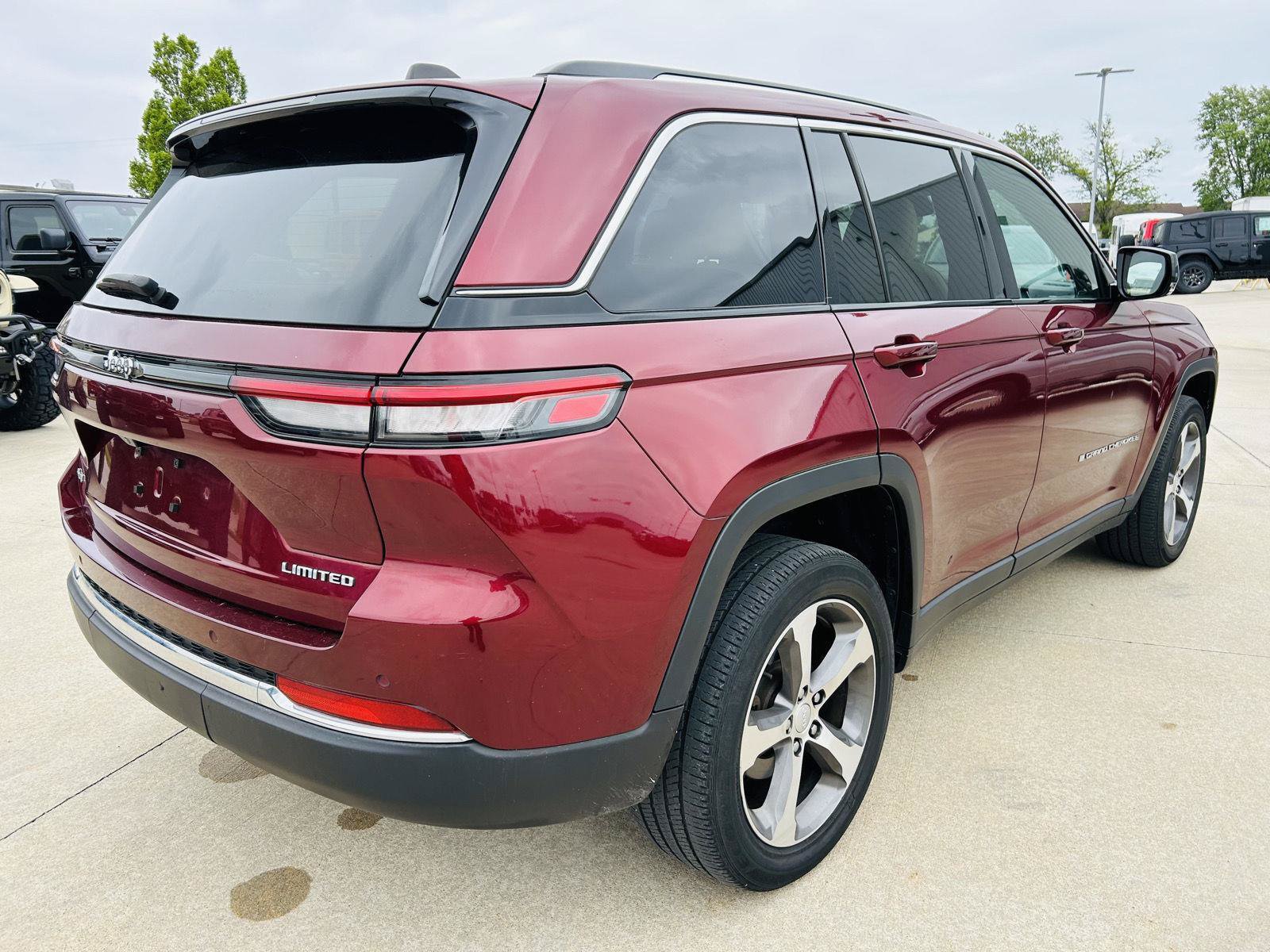 Used 2023 Jeep Grand Cherokee Limited AWD/4WD image 40