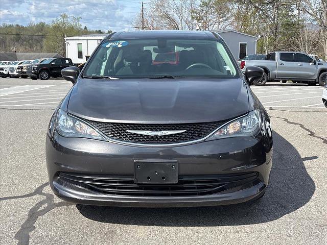 Used 2017 Chrysler Pacifica Touring image 3