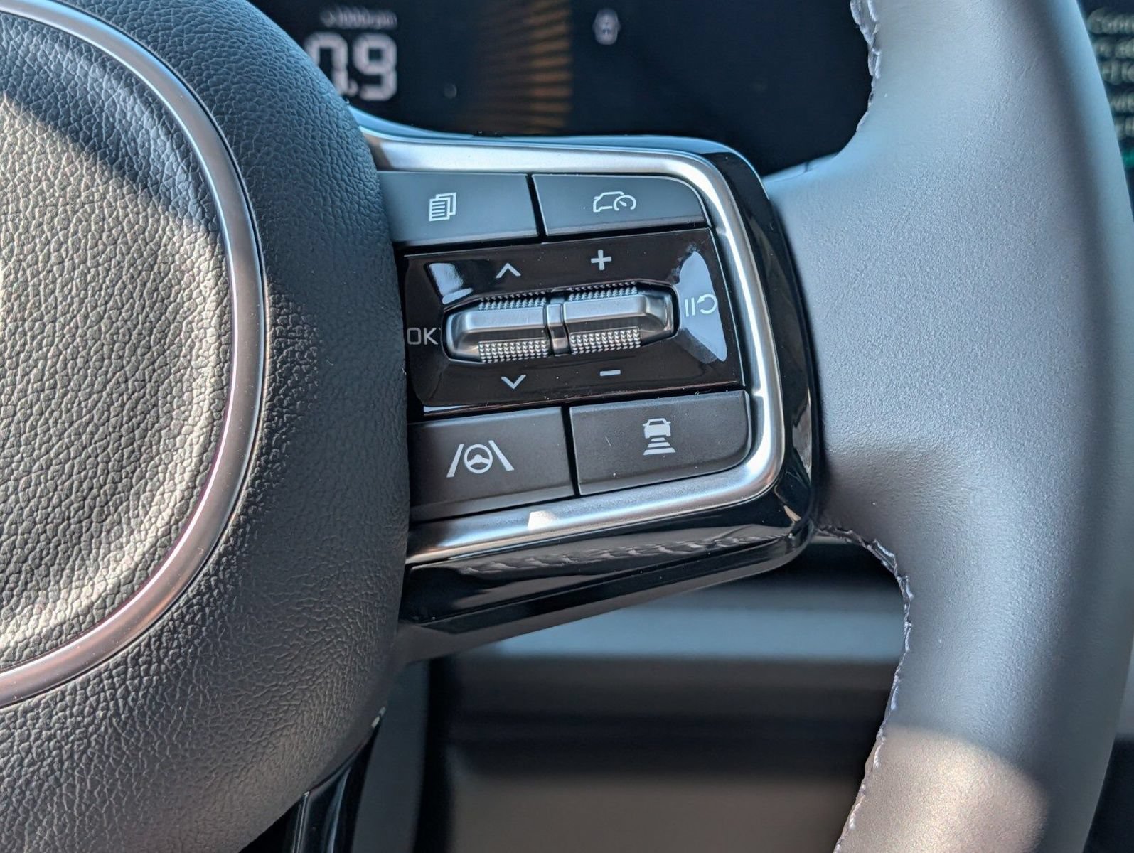 New 2026 Kia Carnival EX FWD image 33