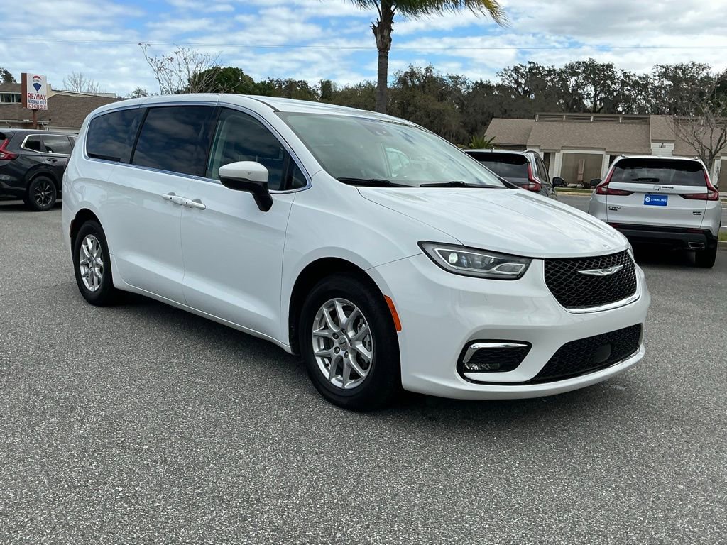 Used 2023 Chrysler Pacifica Touring-L image 10