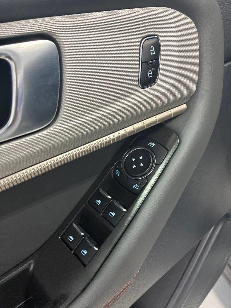 Used 2025 Ford Explorer Active AWD/4WD image 15