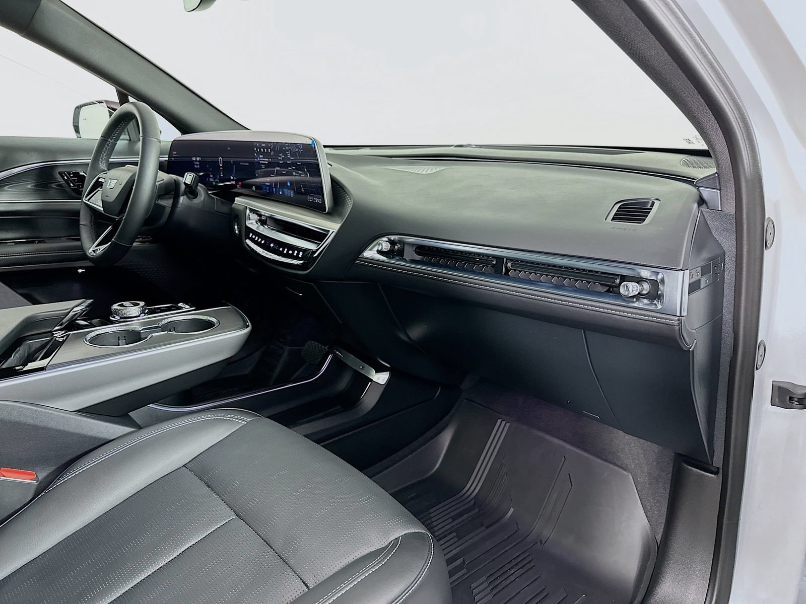 Used 2025 Cadillac Lyriq Sport w/ LPO, Floor Liner Package AWD/4WD image 30