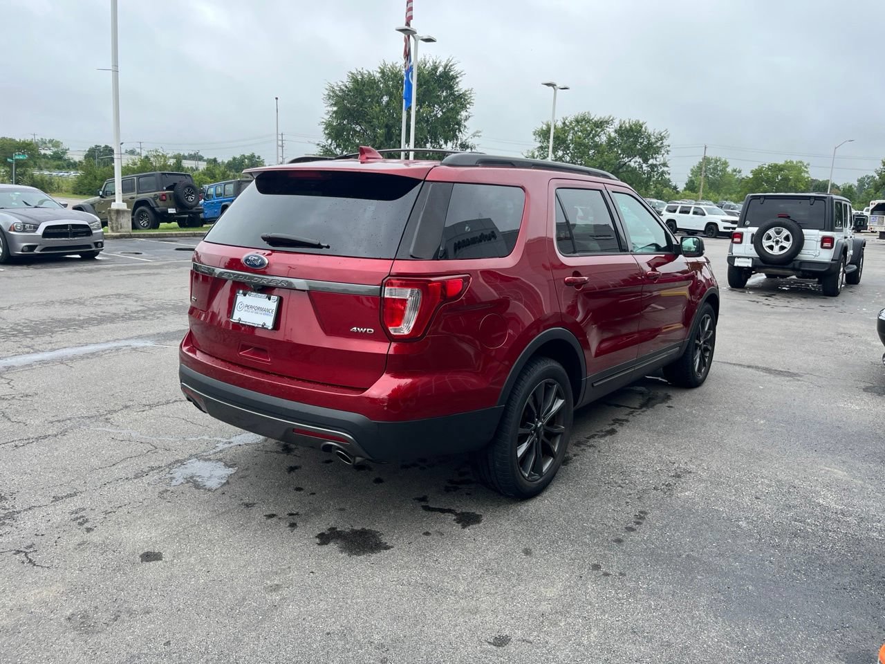 Used 2017 Ford Explorer XLT w/ Equipment Group 202A AWD/4WD image 3