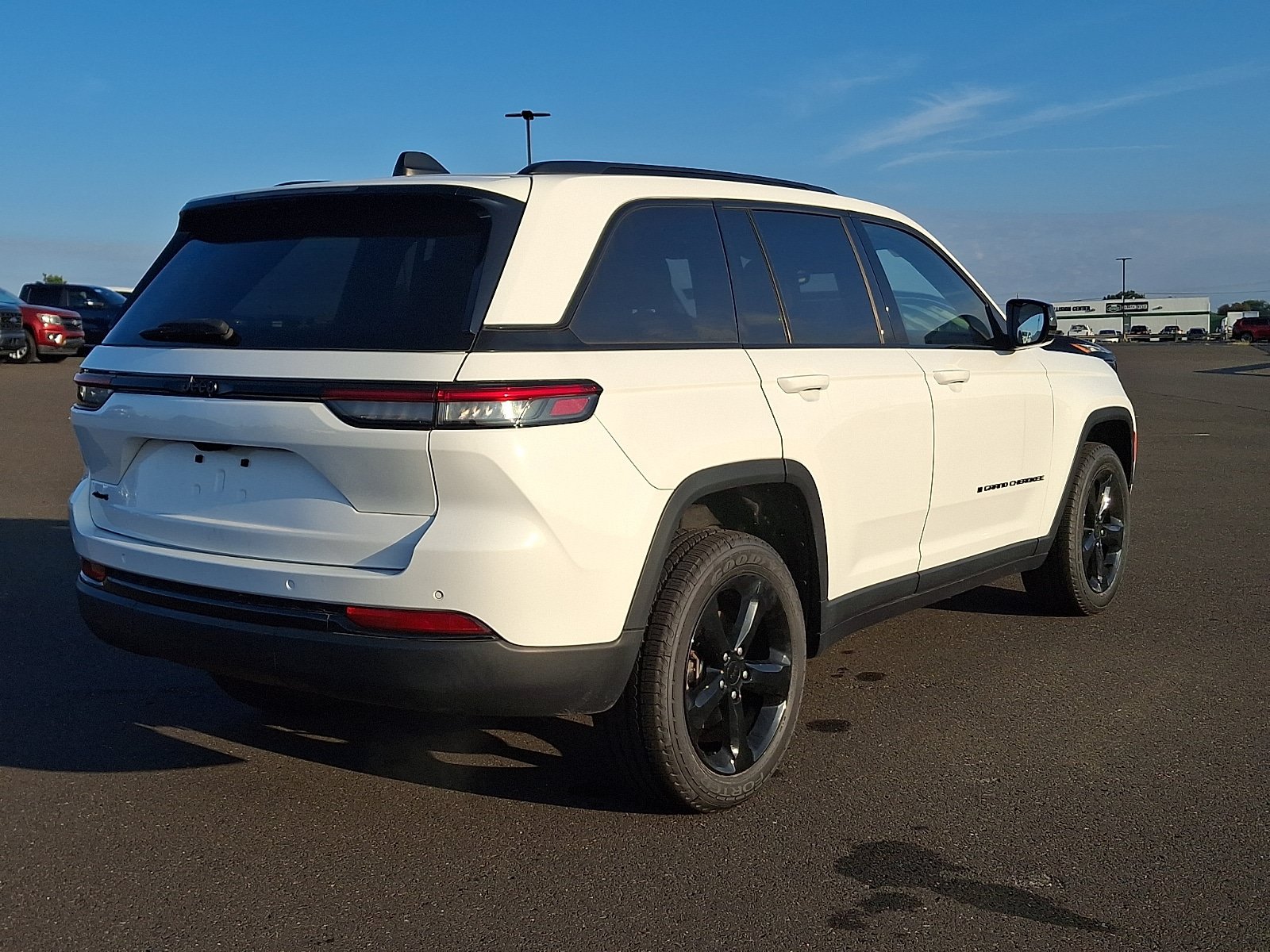 Used 2023 Jeep Grand Cherokee Altitude AWD/4WD image 6
