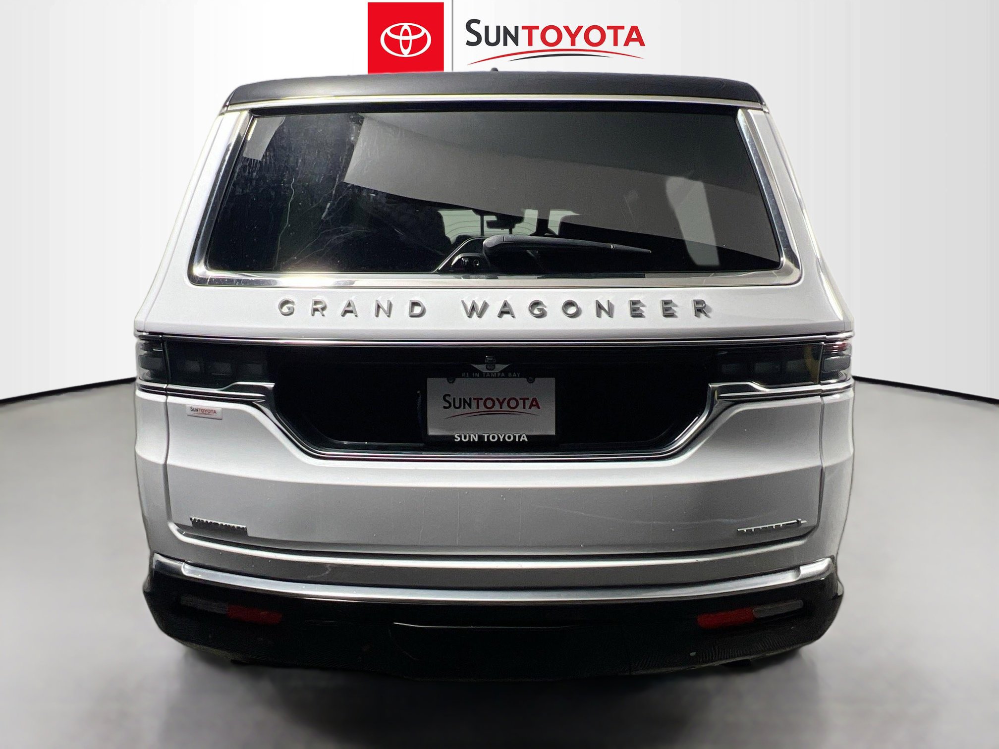 Used 2023 Jeep Grand Wagoneer L Series II AWD/4WD image 5