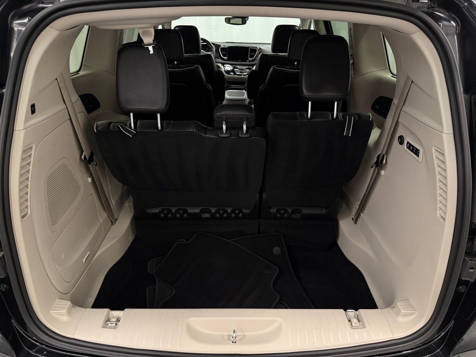 Used 2022 Chrysler Pacifica Limited image 5