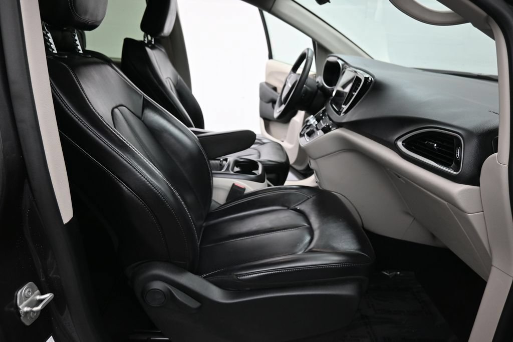 Used 2023 Chrysler Pacifica Touring-L FWD image 18