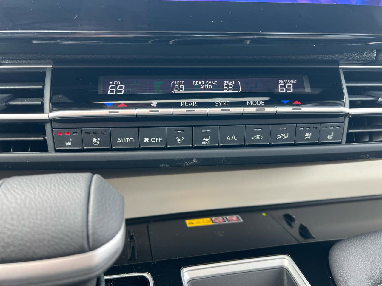 Used 2025 Toyota Sienna Platinum image 27