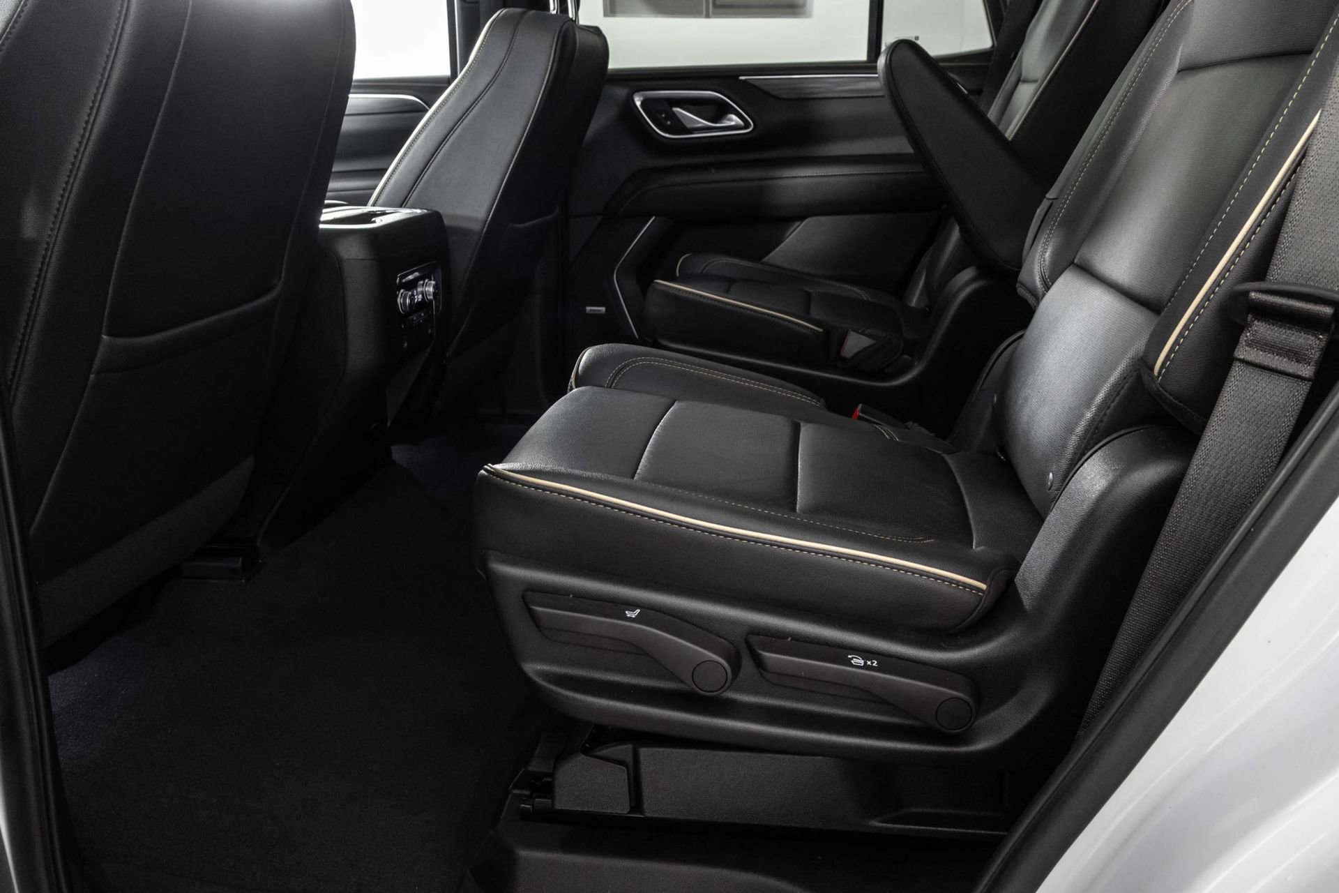 Used 2023 GMC Yukon SLT w/ SLT Luxury Package AWD/4WD image 35