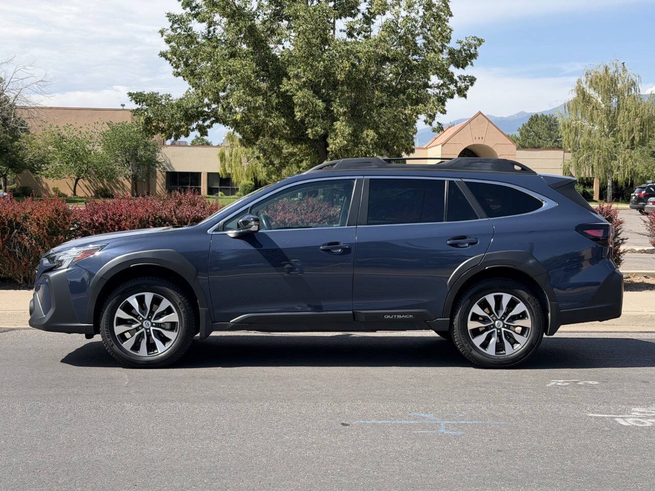 Used 2023 Subaru Outback Limited AWD/4WD image 2