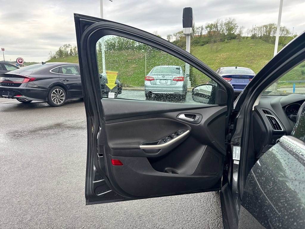 Used 2018 Ford Focus Titanium FWD image 39