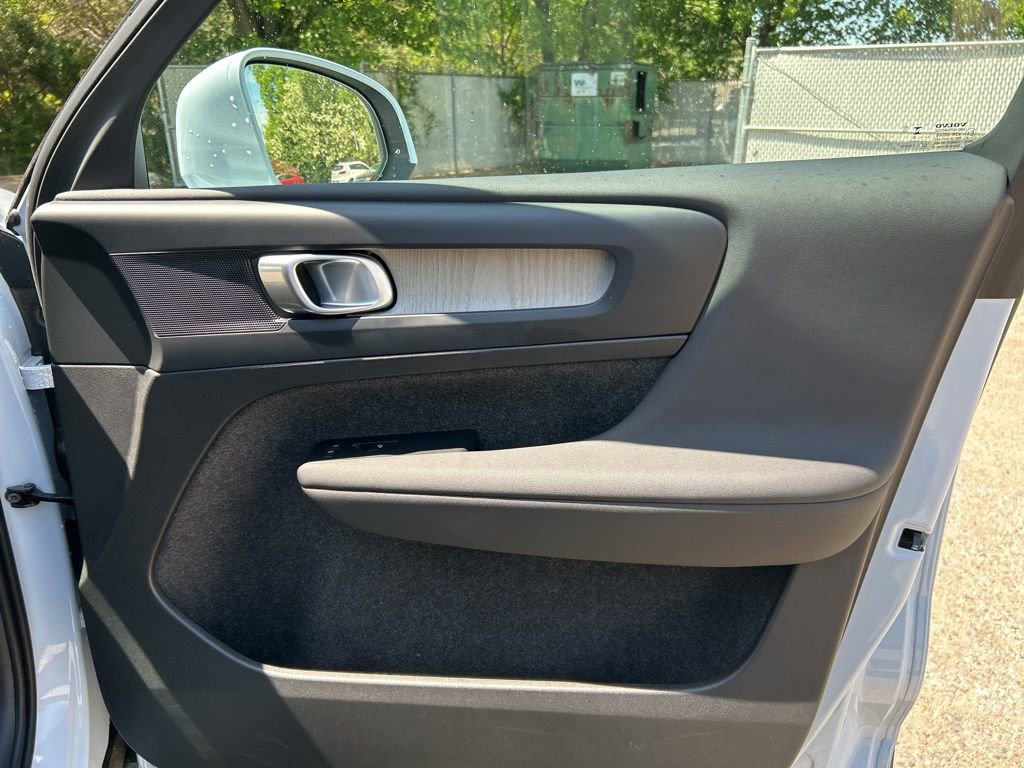 Used 2025 Volvo XC40 B5 Core image 24
