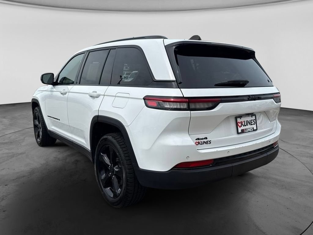 Used 2023 Jeep Grand Cherokee Altitude AWD/4WD image 8