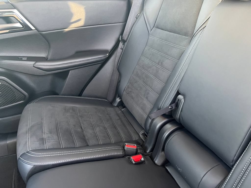 Used 2025 Mitsubishi Outlander SE AWD/4WD image 14