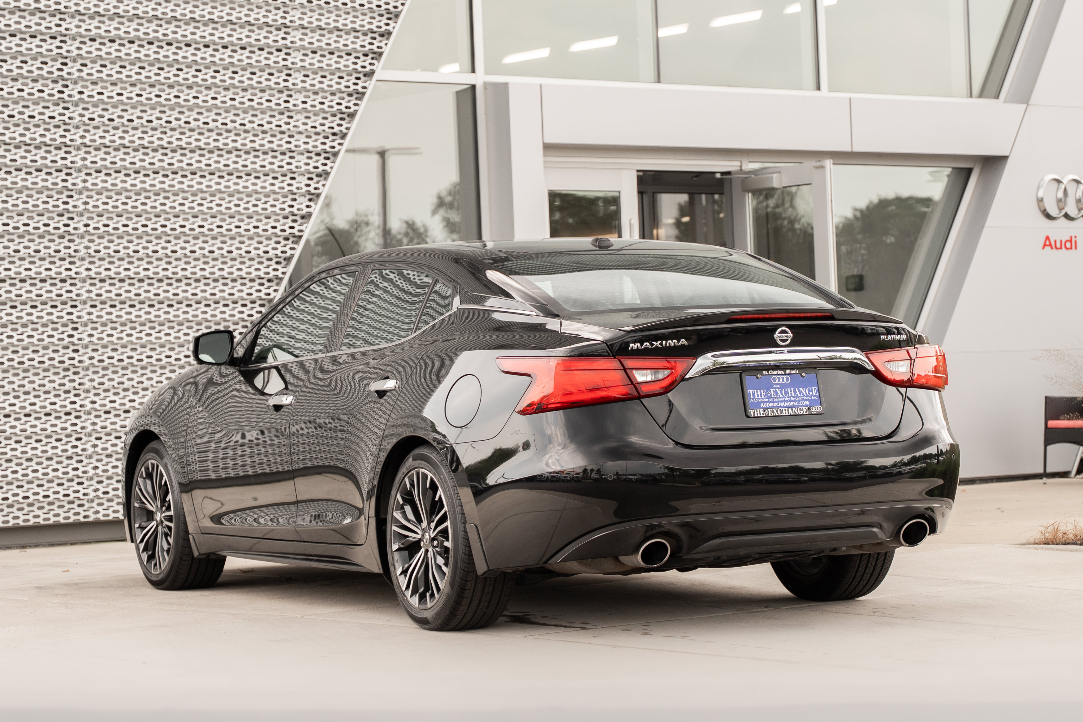 Used 2017 Nissan Maxima Platinum w/ Medallion Package FWD image 4