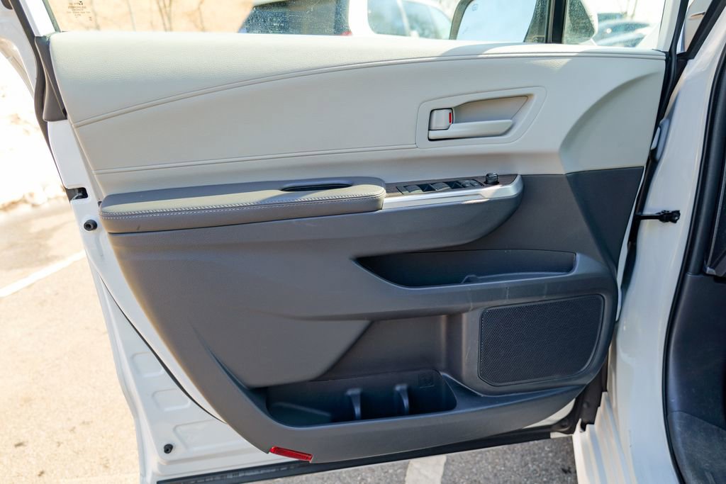 Used 2022 Toyota Sienna LE w/ LE Plus Package image 17