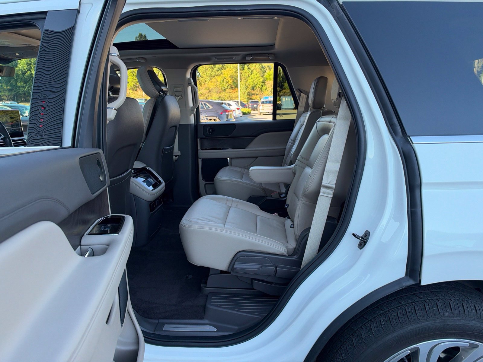 Used 2024 Lincoln Navigator Premiere AWD/4WD image 31