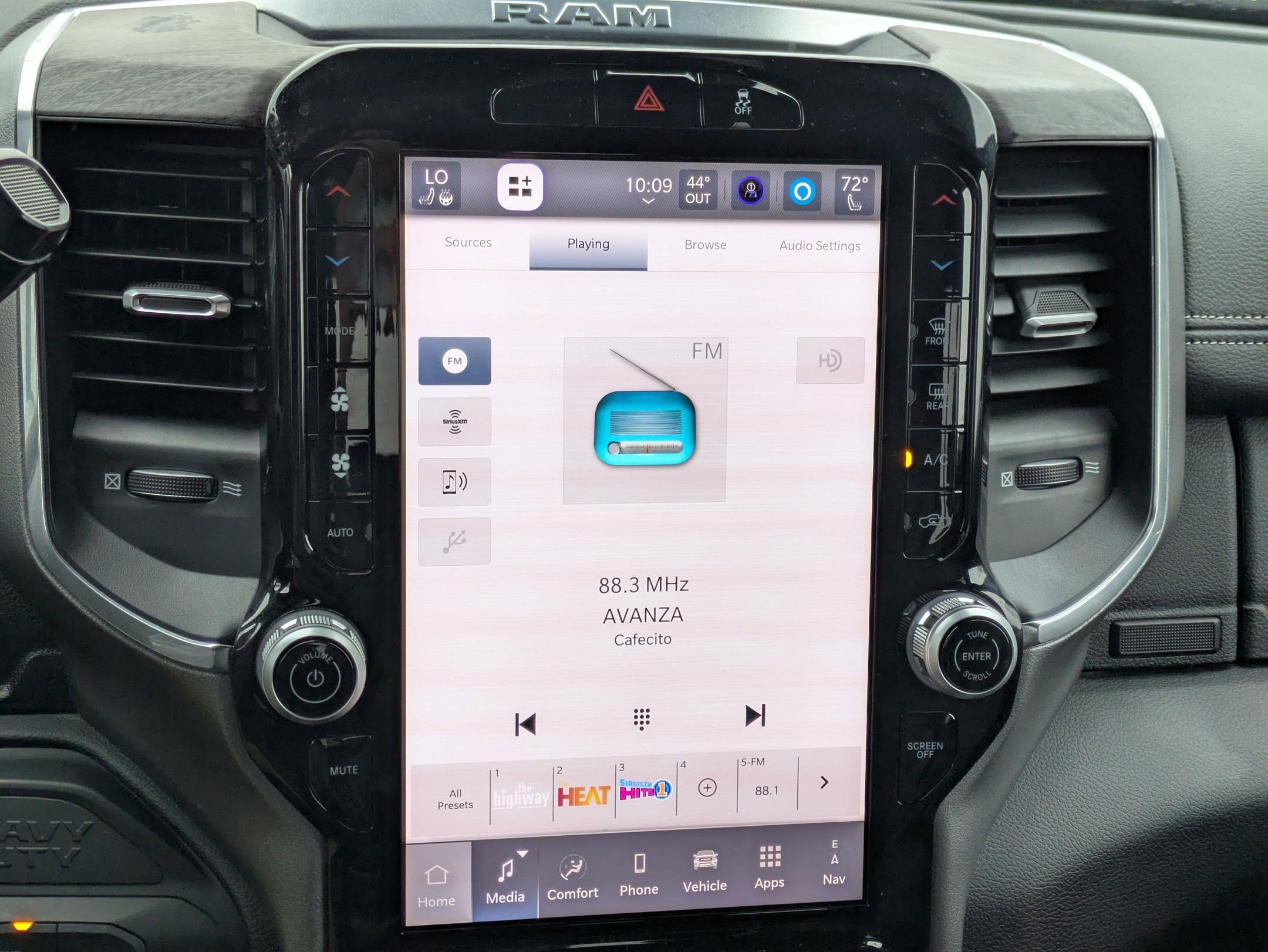 Used 2025 RAM 2500 Laramie AWD/4WD image 24